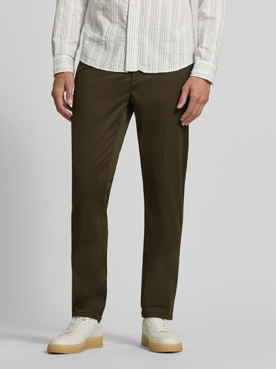 Männermodel trägt Straight Fit Hose mit Gesäßtaschen von MCNEAL in Braun aus Reine Baumwolle, Eingrifftaschen, Knopf- und Reißverschluss, Ganzkörperansicht von vorne.