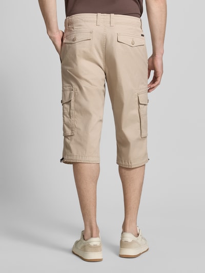 Męski model nosi Capri Cargo Pants mit Pattentaschen von bugatti, mieszanka bawełny, krój straight fit, widok całej sylwetki z tyłu.
