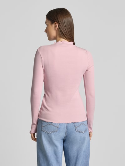 Frauenmodel trägt Slim Fit Langarmshirt aus Baumwoll-Mix von Tom Tailor Denim, unifarben in Rosa, Feinripp, Frill-Abschlüsse, Ganzkörperansicht Rückansicht.