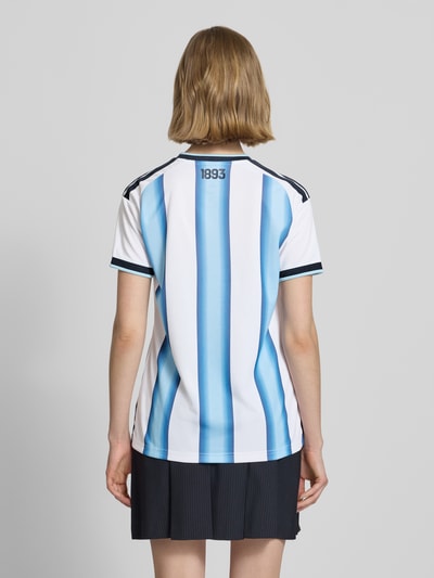 Frauenmodel trägt Regular Fit Trikot mit AFA-Applikation von adidas Sportswear, Mehrfarbig, Kontraststreifen, Logo-Stitching, Rundhals, Kurzarm, CLIMACOOL Technologie, Ganzkörperansicht Rückansicht.