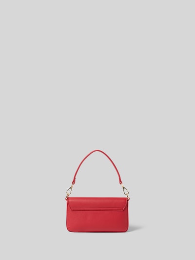 Produktfoto, rote Handtasche mit Label-Details und Anhängern Modell 'RYTA' von VALENTINO BAGS, Umschlag, Druckknopfverschluss, Struktur-Oberfläche, goldfarbener Karabinerverschluss, Maße: Breite 22 cm, Länge 12 cm, Tiefe 3 cm, Schultergurt 123 cm