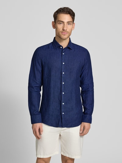 Mannelijk model draagt Slim Fit Business-Hemd uit linnen met kentkraag van SEIDENSTICKER, donkerblauw, knoopsluiting, Ganzkörperansicht von vorne, ruglengte maat 40: 69 cm, schouderbreedte: 43 cm, mouwlengte: 64 cm.