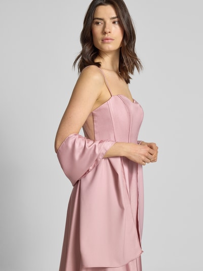 Frauenmodel trägt Abendkleid aus Satin mit Spaghettiträgern von Unique, A-Linie, Maxikleid, Corsagenkleid, Ganzkörperansicht von vorne.