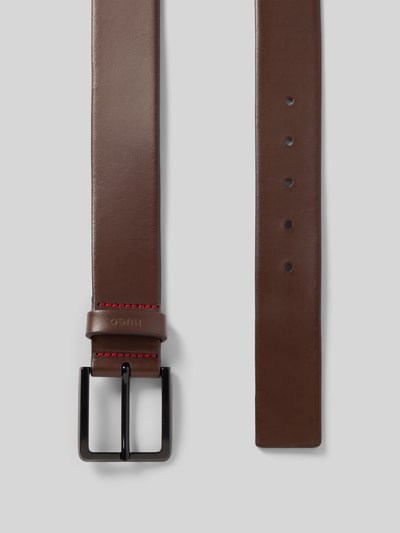 Productfoto, bruine leren herenriem met zwarte gesp en reliëf logo, model 'Gürtel aus Leder Modell Gionio' van HUGO, breedte 4 cm.