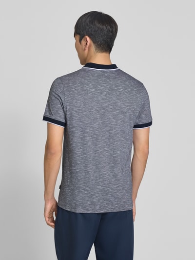 Männermodel trägt Regular Fit Poloshirt mit Label-Stitching Modell 'Iwanito' von JOOP! Collection, melierte Optik, Rückenansicht, Ganzkörperansicht Rückansicht.