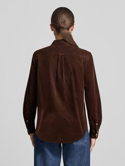 Frauenmodel trägt Regular Fit Hemdbluse aus reiner Baumwolle von Polo Ralph Lauren in Dunkelbraun mit glatter Textur, Ganzkörperansicht Rückansicht. Damen Hemdbluse von Polo Ralph Lauren