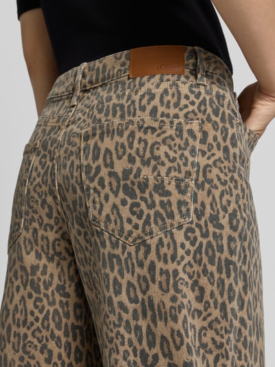 Vrouwenmodel draagt Barrel Jeans met dierenprint van s.Oliver RED LABEL in bruintinten, detailopname rugaanzicht.