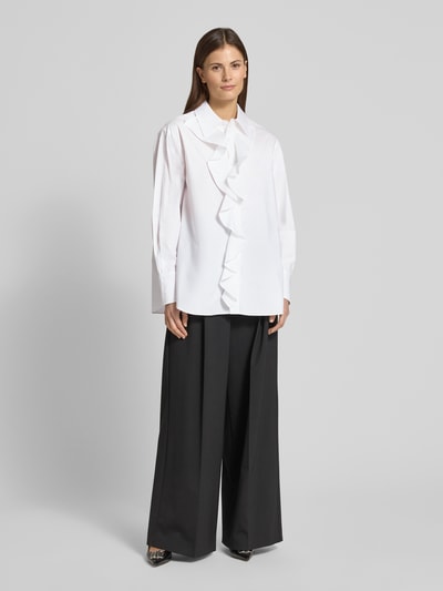Frauenmodel trägt Regular Fit Bluse mit Volants Modell 'FALESIA' von Marella, reine Baumwolle, weiß, Hemdblusenkragen, Ganzkörperansicht von vorne