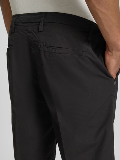 Männermodel trägt Hose mit Gesäßtaschen von MARKUP, reine Baumwolle, Regular Fit, schwarze Farbe, Nahaufnahme Rückansicht