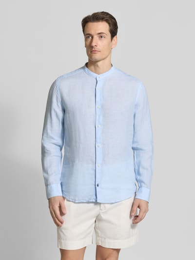 Männermodel trägt Slim Fit Leinenhemd aus reinen Leinen mit Stehkragen von OLYMP, hellblau, durchgängige Knopfleiste, Ganzkörperansicht von vorne.