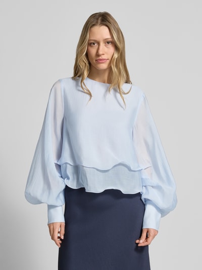 Frauenmodel trägt Regular Fit Bluse im Stufen-Look Modell 'TILLY' von Copenhagen Muse, hellblauer Lyocell-Mix, Ganzkörperansicht von vorne.