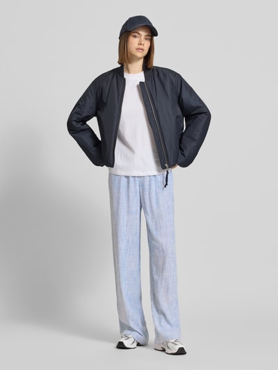 Frauenmodel trägt Loose Fit Weite Hose aus Viskose-Leinen-Mix Modell 'SIESTA' von Only in Two-Tone-Optik mit Flammgarn, Ganzkörperansicht von vorne.