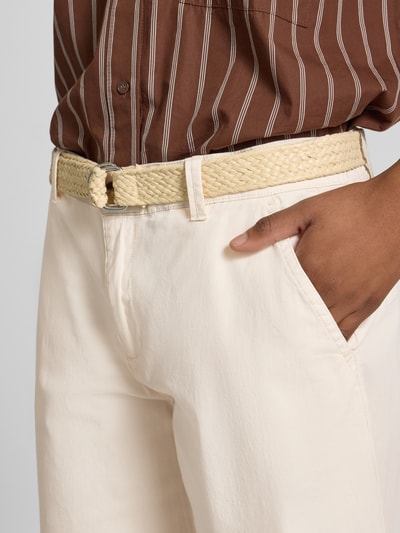 Frauenmodel trägt Bermudas mit Gürtel Modell 'ROVENA' von Soyaconcept aus Baumwoll-Elasthan-Mix, Regular-Fit, Nahaufnahme Oberkörper.