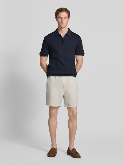Männermodel trägt Slim Fit Poloshirt mit Reißverschluss Modell 'Franciscojose' von JOOP! Collection, Reine Baumwolle, Dunkelblau, Ganzkörperansicht von vorne.