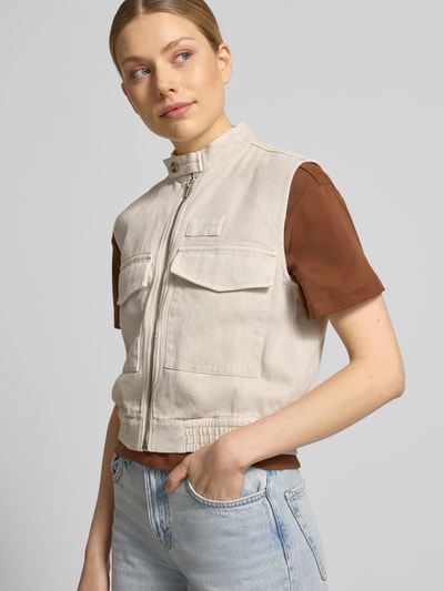 Vrouwenmodel draagt Weste mit Pattentaschen van Jake*s Casual in lichte wolmix met alpaca, regular fit, staande kraag, vooraanzicht close-up.