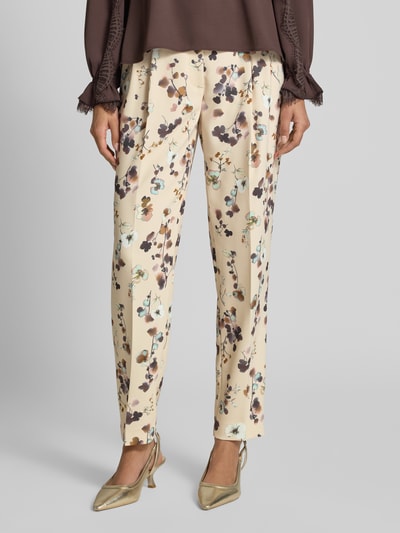 Vrouwenmodel draagt Feminine Fit broek in all-over look van Marc Cain, materiaalmix met stretch, high waist, bandplooien, binnenbeenlengte maat 36: 74 cm, bandwijdte maat 36: 27 cm, voorkant detailopname.