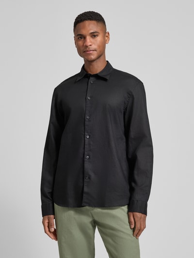 Männermodel trägt Regular Fit Freizeithemd aus Leinen-Baumwoll-Mix Modell 'CLAY LINENBLEND' von SELECTED HOMME, Melange-Optik, Ganzkörperansicht von vorne.