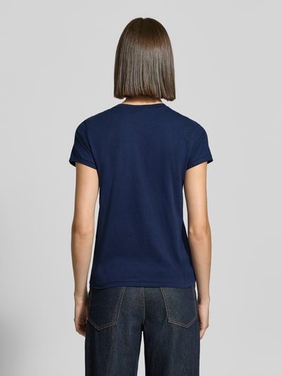 Frauenmodel trägt Regular Fit T-Shirt aus reiner Baumwolle von Polo Ralph Lauren in Dunkelblau, glatte Textur, Ganzkörperansicht Rückansicht, Damen T-Shirt von Polo Ralph Lauren