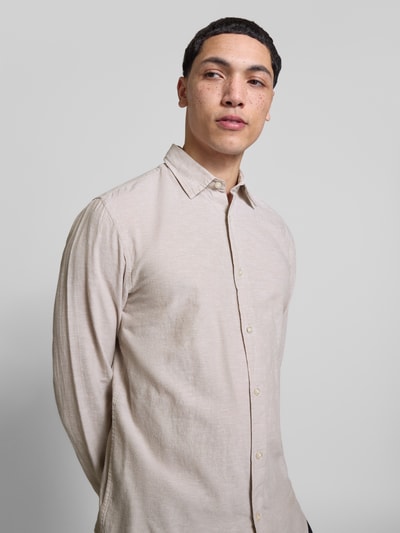 Männermodel trägt Regular Fit Freizeithemd mit Kentkragen Modell 'BREEZE' von Jack & Jones, Baumwoll-Leinen-Mix, Nahaufnahme Oberkörper.