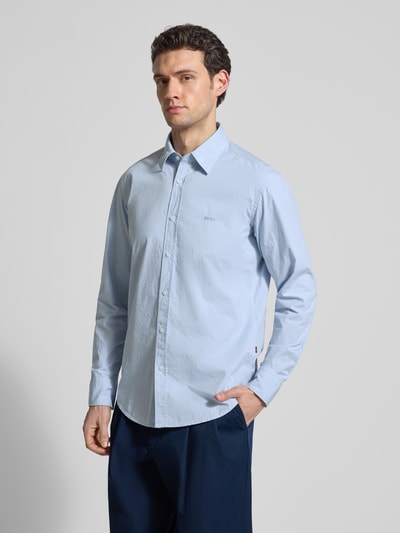Männermodel trägt Regular Fit Freizeithemd aus Baumwoll-Mix Modell 'RELEGANT_6_M' von BOSS Orange in Hellblau, Ganzkörperansicht von vorne.
