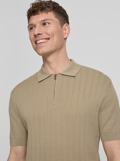 Męski model nosi Regular Fit Poloshirt mit Reißverschluss von ARMANI EXCHANGE, fakturowany wzór, długość tyłu 67 cm, zamek błyskawiczny, Nahaufnahme górnej części ciała.