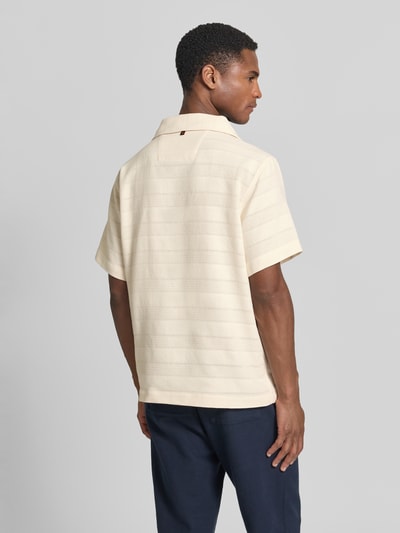Männermodel trägt Regular Fit Freizeithemd mit Reverskragen Modell 'Carlo' von Zuitable, Strukturmuster, creme, Rückansicht, Reine Baumwolle, Rückenlänge bei Größe M: 70 cm, Schulterbreite bei Größe M: 48 cm, Ärmellänge bei Größe M: 24 cm