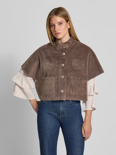 Vrouwenmodel draagt Regular Fit jack uit imitatiebont van monari, opgestikte zakken, knoopsluiting, opstaande kraag, korte mouw, regular fit, kort, zachte textuur, effen bruin, dames jack, voorkant volledig zichtbaar, Ganzkörperansicht von vorne.