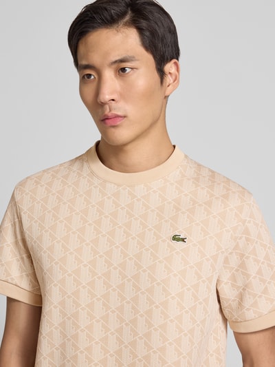 Männermodel draagt Regular Fit T-shirt met katoen van Lacoste, look: effen, L-monogrammotief, logopatch, ronde hals, korte mouw, geribd. Nahaufnahme Oberkörper.
