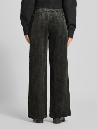 Frauenmodel trägt Cordhose mit elastischem Bund Modell 'Catsby' von someday im Material-Mix mit Stretch, Wide Leg, Ganzkörperansicht Rückansicht.
