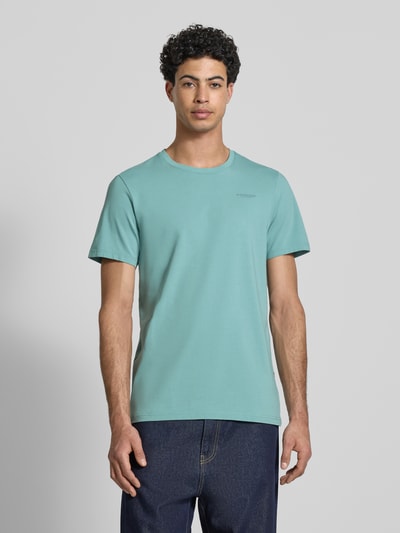 Männermodel trägt Slim Fit T-Shirt mit Logo-Stitching von G-Star Raw in Hellgrün, elastischer Baumwoll-Mix, Rundhalsausschnitt, Ganzkörperansicht von vorne.