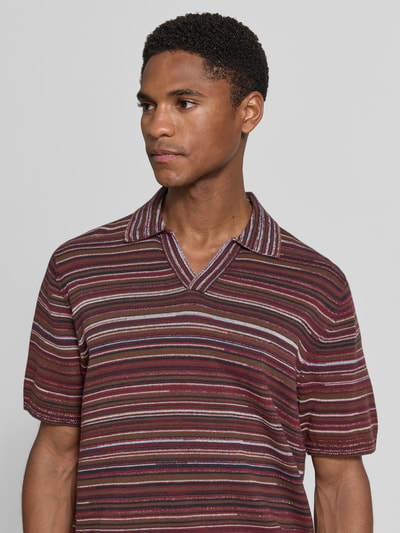 Männermodel trägt Regular Fit Poloshirt in Strick-Optik von JAKE*S STUDIO MEN, gestreiftes Muster, Reine Baumwolle, Nahaufnahme Oberkörper.
