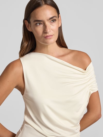 Frauenmodel trägt cremefarbenes Relaxed-Fit Top aus Viskose-Mix Modell 'JOIA' von BOSS, glatte Textur, Damen Top, Nahaufnahme Oberkörper.