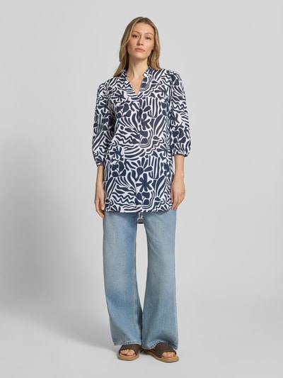 Frauenmodel trägt Relaxed Fit Tunika-Bluse mit floralem Allover-Print von Christian Berg Woman, Reine Baumwolle, 3/4-Arm, Ganzkörperansicht von vorne.