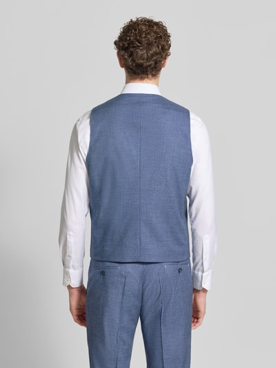 Männermodel trägt Regular Fit Weste mit Viskose-Anteil Modell 'Edgar' von DIGEL in Denim-Optik, Elastischer-Material-Mix, Ganzkörperansicht Rückansicht.