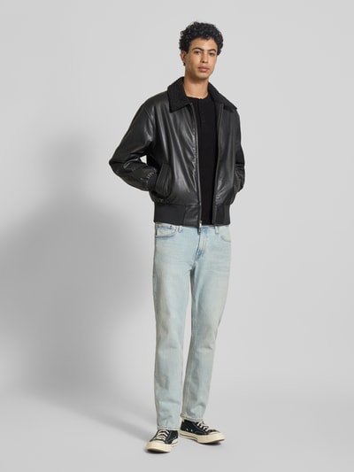 Männermodel trägt Regular Fit Longsleeve in Strick-Optik Modell 'Niagara' von JACK & JONES, schwarz, Baumwoll-Mix, Ganzkörperansicht von vorne.