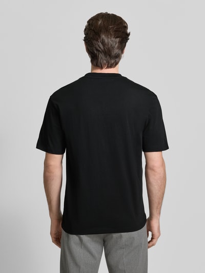 Männermodel trägt Regular Fit T-Shirt aus reiner Baumwolle Modell 'DALENT' von HUGO in Schwarz, unifarben, Ganzkörperansicht Rückansicht.