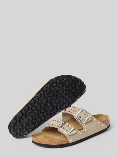 Produktfoto, Sandalette aus Leder mit Nieten Modell 'Arizona Rivet' von Birkenstock, beige, Riemen mit Dornschließe, Absatzhöhe: 4 cm, Damen, strukturierte schwarze Sohle, Echtleder, Größe 40.