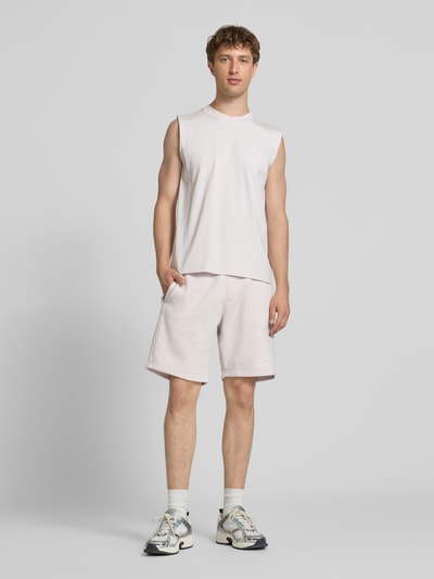 Männermodel trägt Tanktop mit Label-Stitching und Rundhalsausschnitt von Pegador aus Reine Baumwolle im Relaxed-Fit, Ganzkörperansicht von vorne. Rückenlänge bei Größe M: 66 cm.