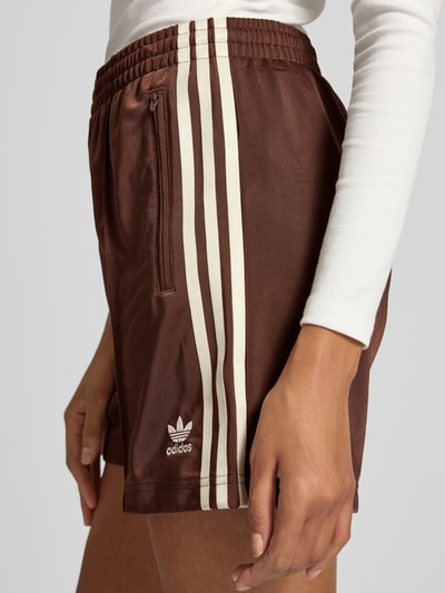 adidas Originals Szorty o kroju relaxed fit z lampasami model ‘Firebird’ Średniobrązowy 3