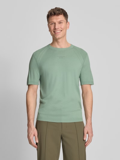 Männermodel trägt Regular Fit Pullover aus Modal-Mix mit Seiden-Anteil Modell 'SPIRIT70' von BOSS, Optik: Unifarben, Feinstrick, mit Label-Patch, Rundhals, Kurzarm, Ganzkörperansicht von vorne.
