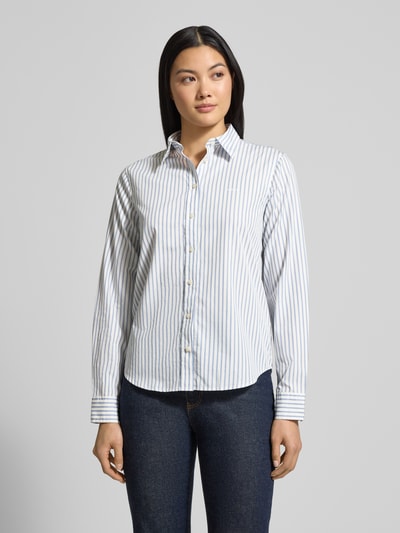 Frauenmodel trägt Regular Fit Bluse mit Label-Stitching von Gant aus reiner Baumwolle, Streifenmuster, Knopfleiste, Ganzkörperansicht von vorne.