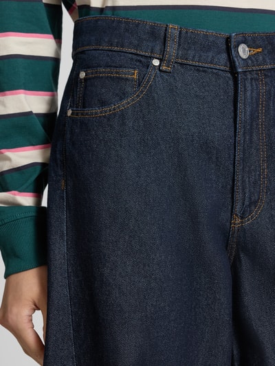 Frauenmodel trägt Barrel Jeans aus reiner Baumwolle von Jake*s Casual in dunklem Blau mit sichtbarer Struktur, Nahaufnahme Oberkörper.