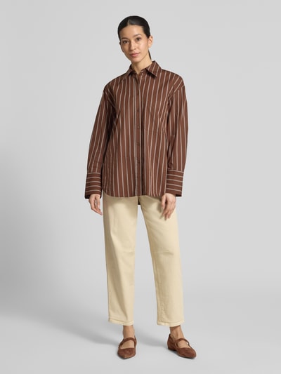 Frauenmodel trägt Relaxed Fit Jeans Modell 'Melly' von OPUS PANTS, Damen Jeans aus Baumwoll-Mix mit Stretch-Anteil, Eingrifftaschen, Ganzkörperansicht von vorne.