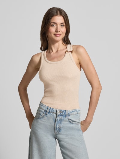 Frauenmodel trägt Regular Fit Tank Top aus Viskose-Mix Modell 'KIKI' von Vero Moda in Beige mit U-Ausschnitt, Rippstruktur, Ganzkörperansicht von vorne.