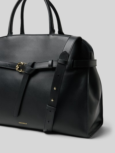 Produktfoto, torba shopper z uchwytem model 'SABINE' od Coccinelle, czarna, główna przegroda z zapięciem na magnes, detal z logo, przegródka wewnętrzna z zamkiem błyskawicznym, wymiary: szerokie 40 cm, długość 32 cm, głębokość 16 cm, pasek na ramię 37 cm