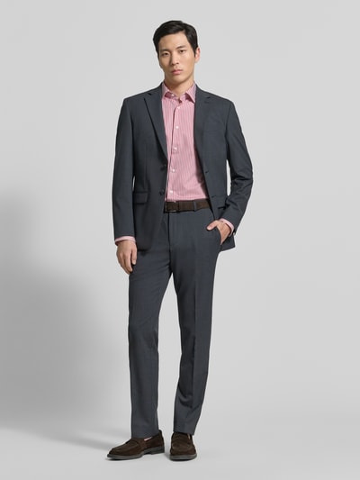 Männermodel trägt Regular Fit Businesshemd mit extra langem Arm Modell 'H-JOE-K' von BOSS, Optik: Allover-Muster, gestreift, reine Baumwolle, Ganzkörperansicht von vorne.