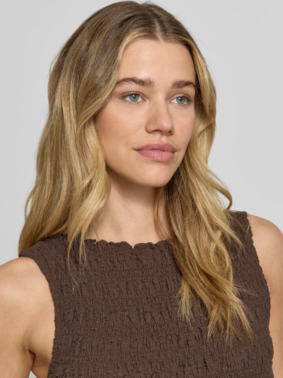 Frauenmodel trägt Top mit Smok-Details und Rundhalsausschnitt von Jake*s Casual aus Baumwoll-Mix mit Stretch-Anteil, Nahaufnahme Oberkörper.