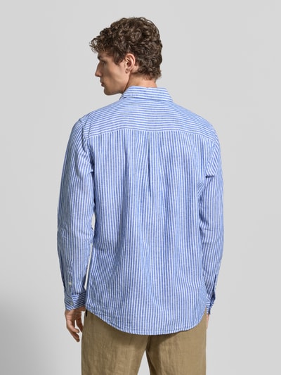 Männermodel trägt Regular Fit Freizeithemd aus Leinen-Mix mit Kentkragen von MCNEAL, blau-weiß gestreift, krój regular fit, długi rękaw, bawełna z lnem, sportowe mankiety, długość tyłu w rozmiarze L: 77 cm, szerokość w rozmiarze L: 50 cm, długość rękawa w rozmiarze L: 67 cm, widok całej sylwetki z tyłu.