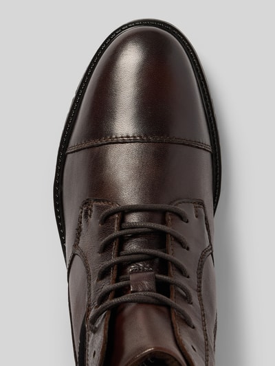 Produktfoto, Schnürboots aus echtem Leder von bugatti in Braun mit abgerundeter Form, Schnürverschluss, Label-Detail, profilierter Sohle, Absatzhöhe 3 cm, Schafthöhe 11 cm, Schaftweite 11 cm, Nahaufnahme Vorderfuß