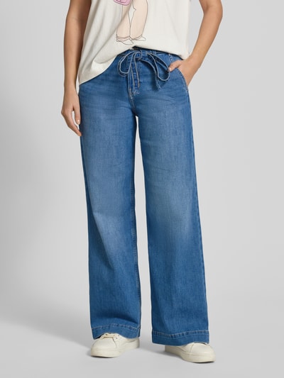 Vrouwenmodel draagt Wide Leg Jeans uit katoenmix model 'SURI' van s.Oliver RED LABEL, denimblauw, mid waist, voorkant, heup-tot-voetanblik.
